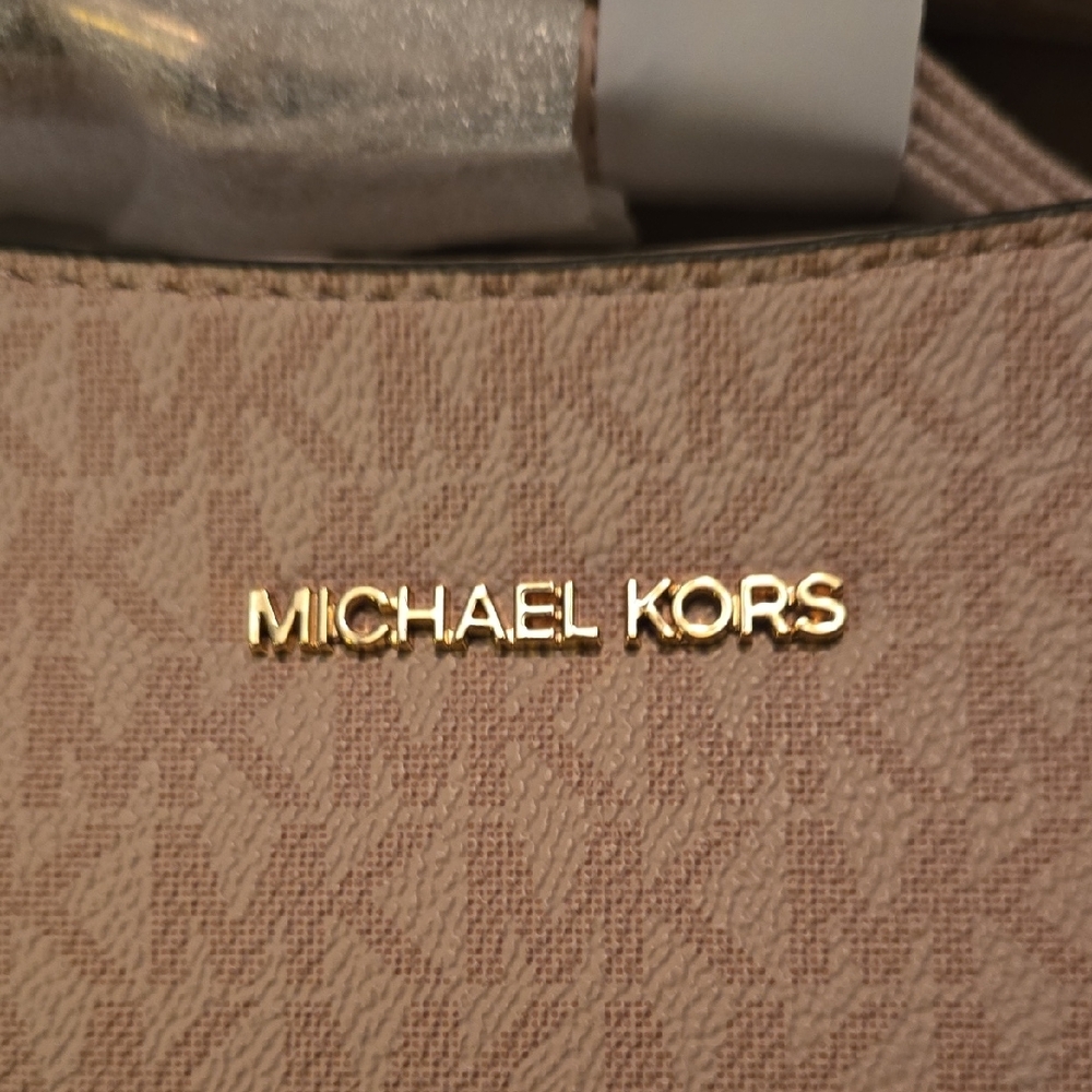 NWT Michael Kors Blush Crossbody Bag - Picture 2 of 9